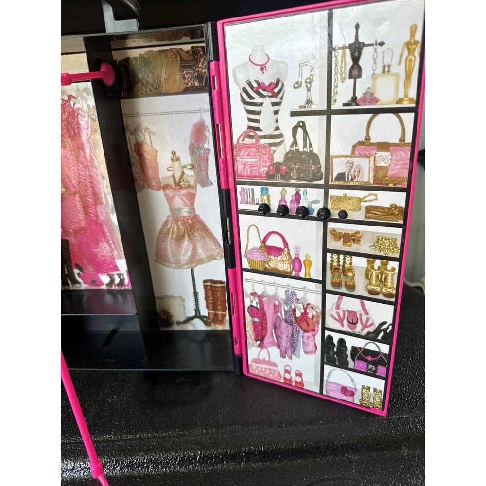 Mattel Barbie Fashionista Ultimate Wardrobe Carrying Closet Case 2011 Pink X5357